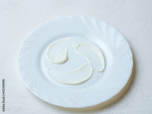 Example of serving white sauce or cream.