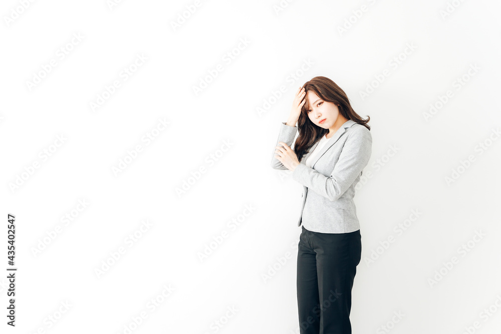 頭痛に苦しむ若い女性