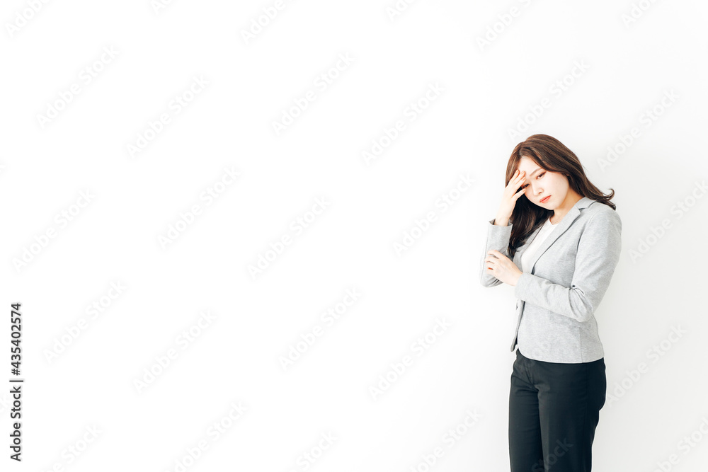頭痛に苦しむ若い女性 頭痛に苦しむ若い女性