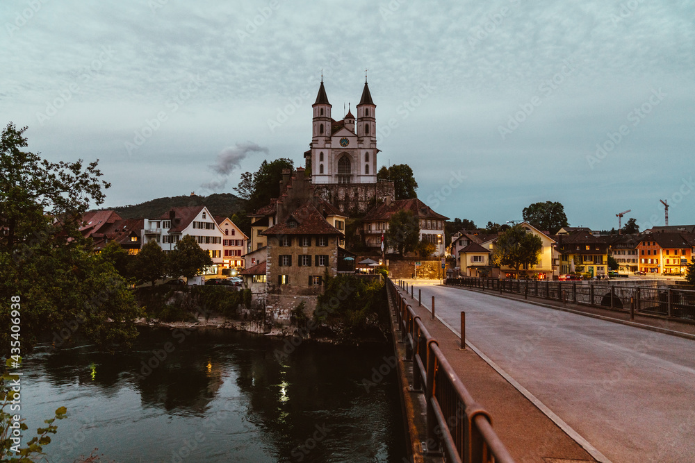 Ausblick auf Aarburg mit Kirche in der Schweiz im Kanton Aargau 