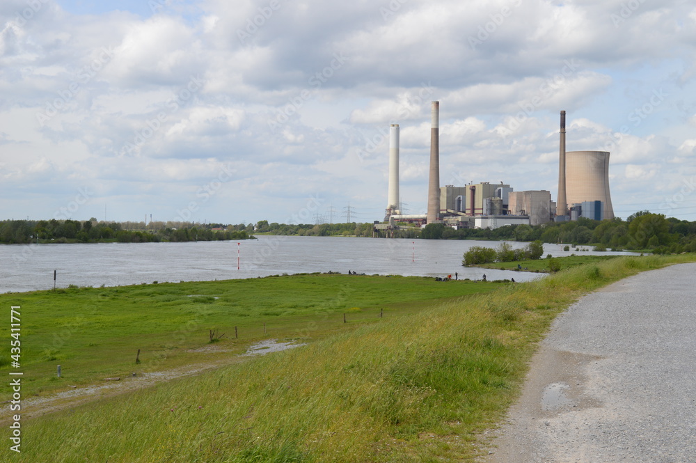 Stillgelegtes Steinkohle-Kraftwerk Voerde am Niederrhein bei Dinslaken am Zufluss der Emscher und des Rotbachs in den Rhein (Mai 2021)