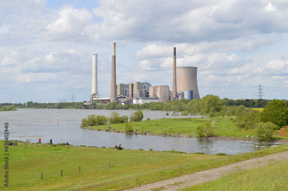 Stillgelegtes Steinkohle-Kraftwerk Voerde am Niederrhein bei Dinslaken am Zufluss der Emscher und des Rotbachs in den Rhein (Mai 2021)