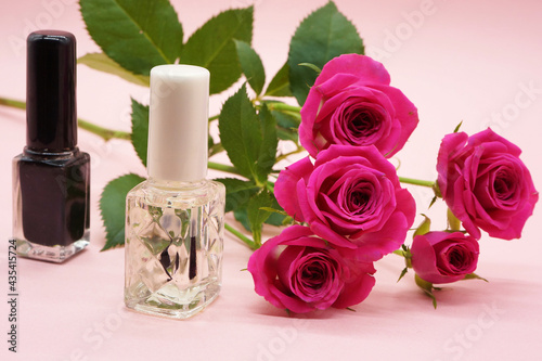 ピンクの薔薇の花とマニュキュア