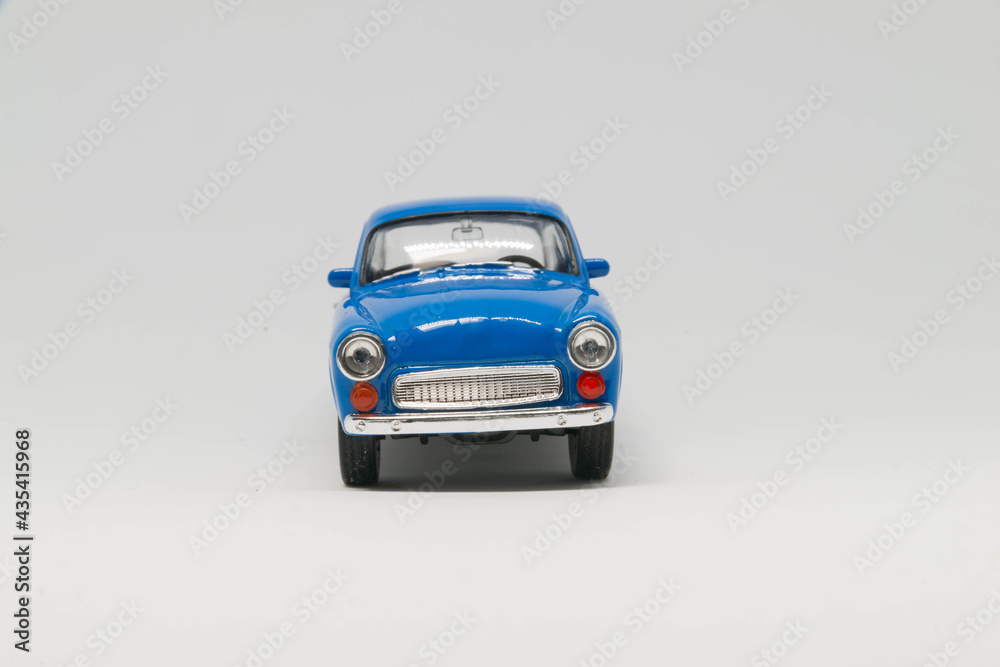 Syrena samochód zabawka koloru niebieskiego na białym tle