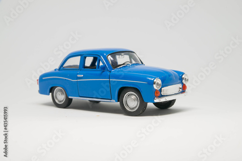 Syrena samochód zabawka koloru niebieskiego na białym tle © Michal45