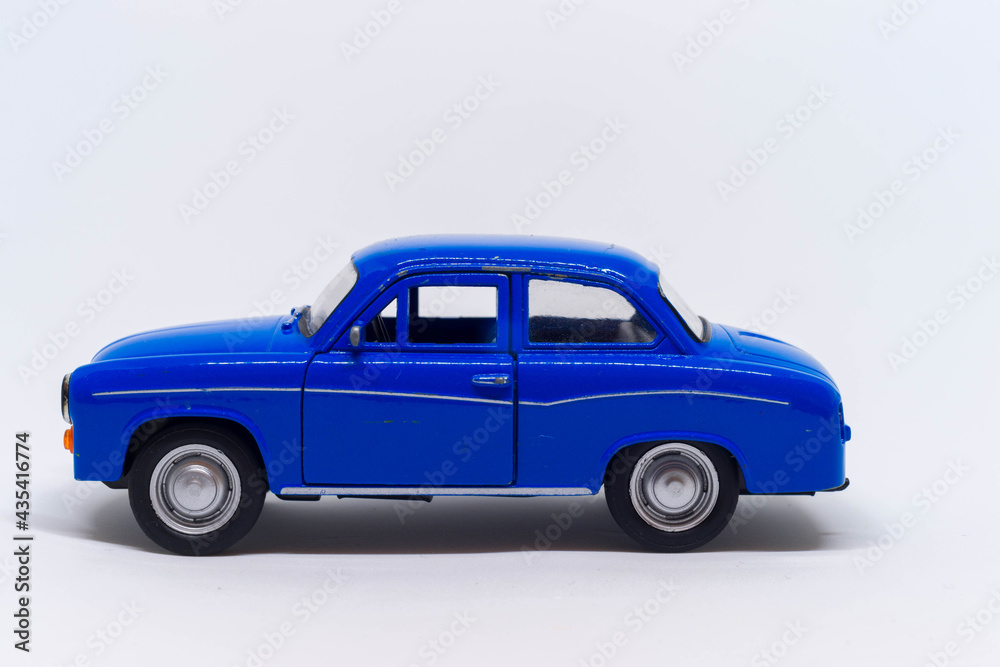 Niebieski samochód zabawka Syrena na białym tle