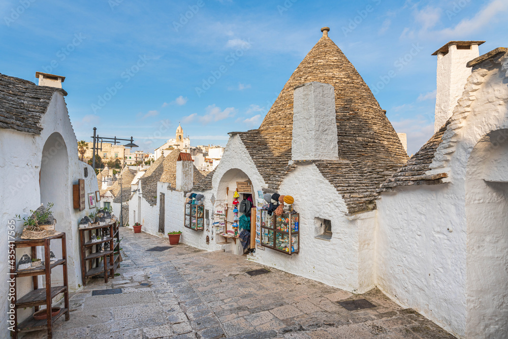 Malownicze miasteczko we Włoszech z pięknymi domkami - Alberobello - obrazy, fototapety, plakaty 