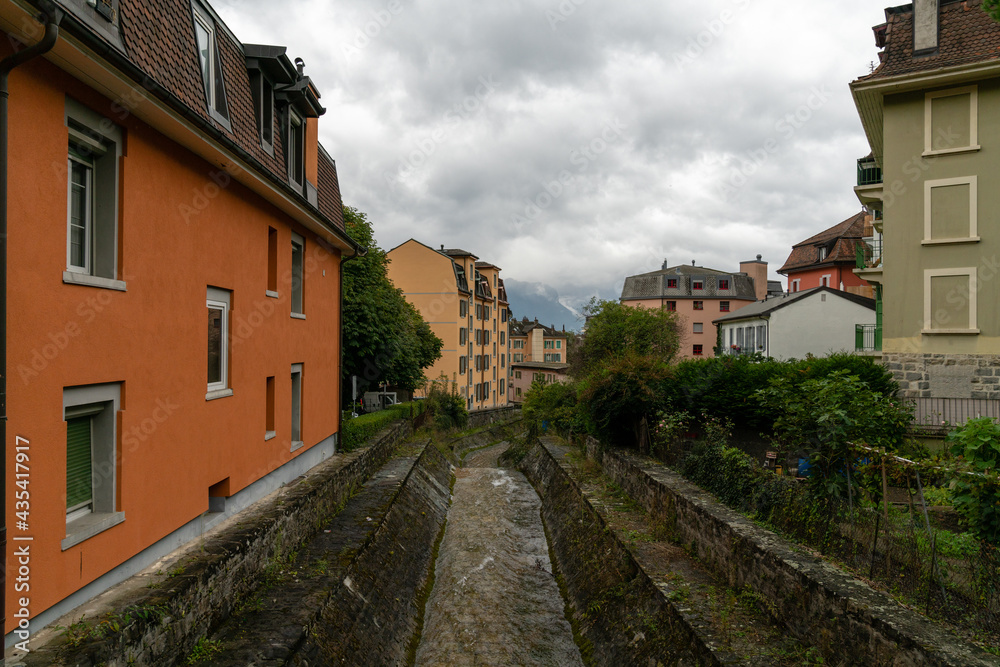 Kanal in einem kleinen Ort in der Schweiz