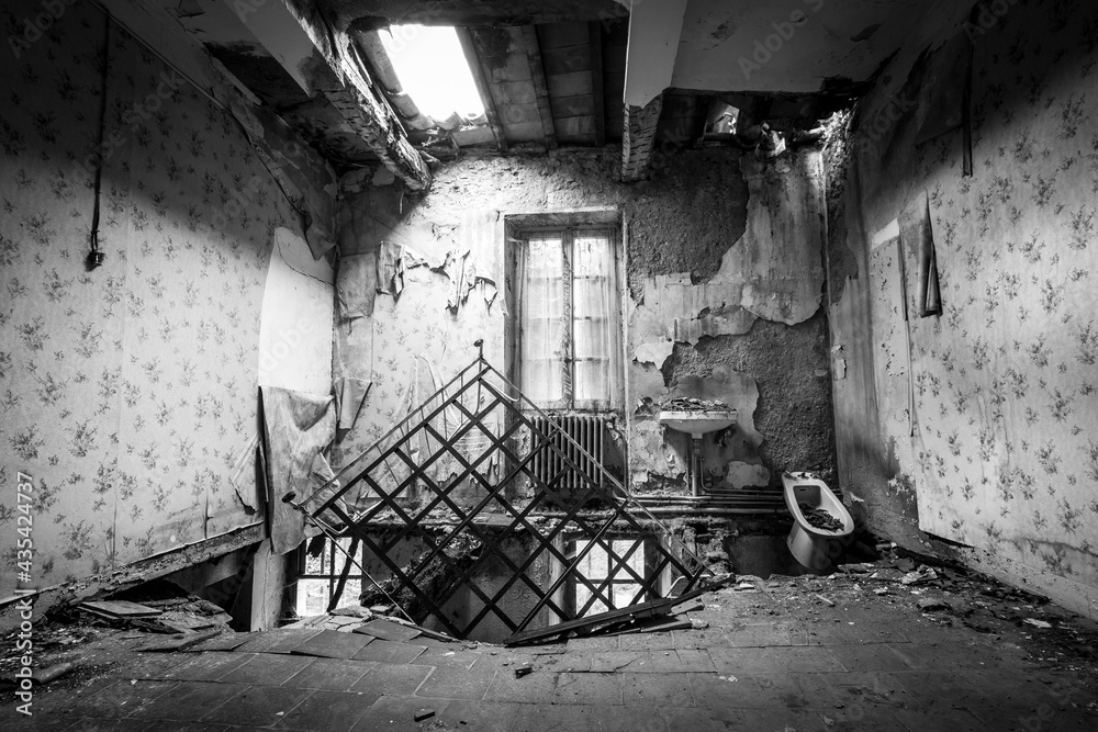 Urbex chambre - château abandonné - Hérault - Occitanie - France Urbex chambre - château abandonné - Hérault - Occitanie - France