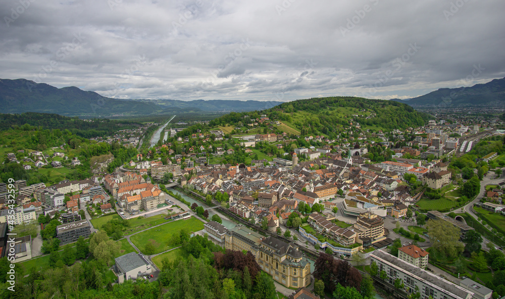 Obraz premium Blick auf Feldkrich, Vorarlberg von oben an einem bewölkten Tag