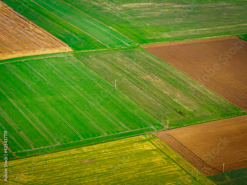 vue aérienne de champs à Chaussy dans le Val d'Oise en France © Francois