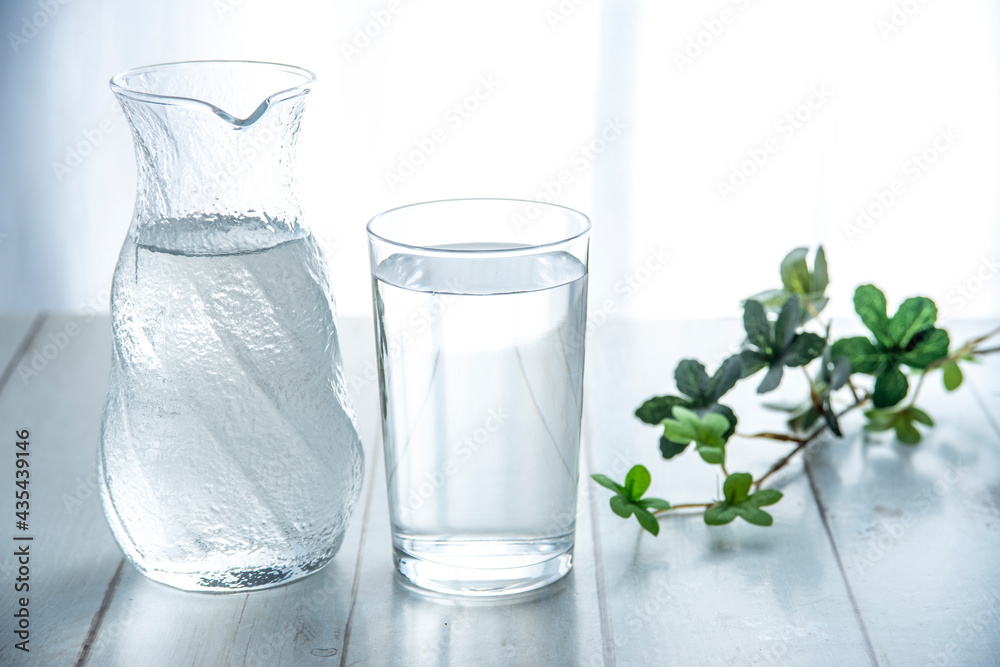 水の入ったコップ 水の入ったコップ