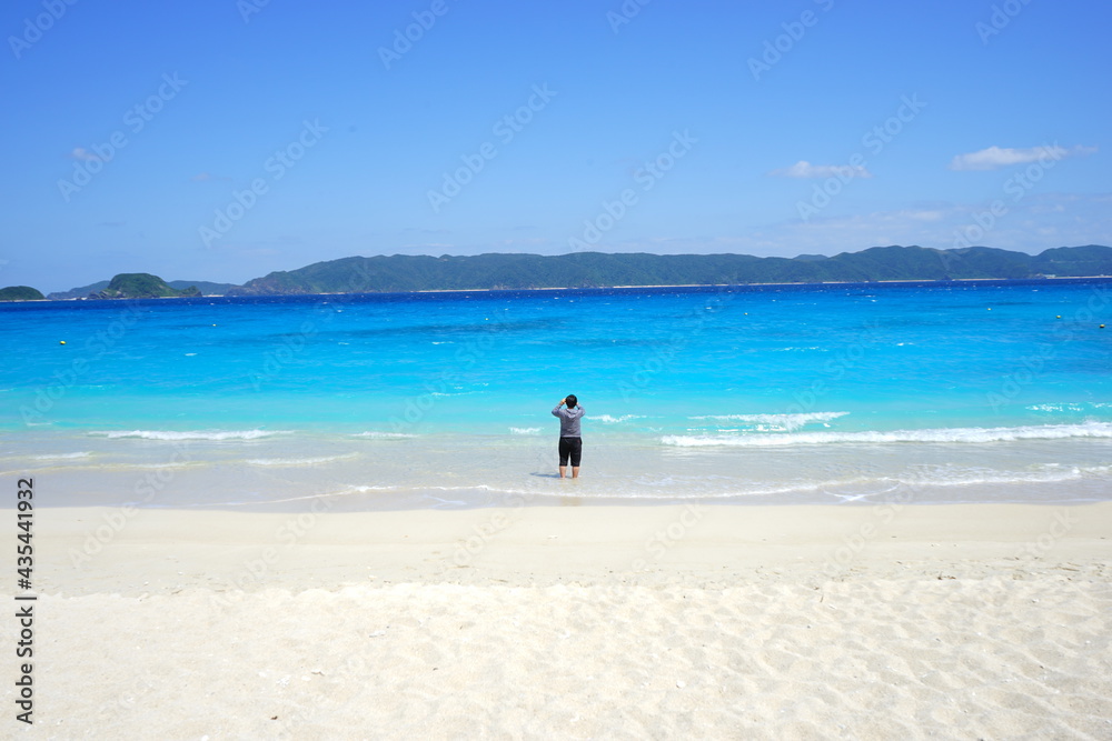 Man taking photo to Furuzamami Beach in Zamami island, Okinawa, Japan - 日本 沖縄 座間味島 古座間味ビーチ 写真を撮る男性