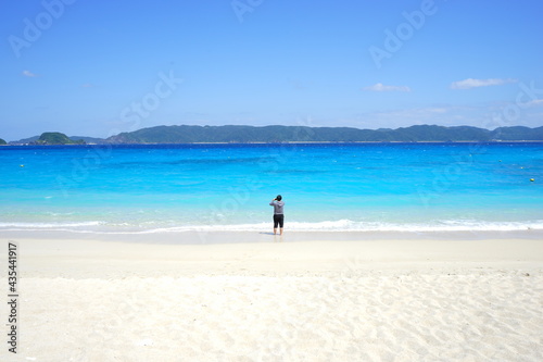 Man taking photo to Furuzamami Beach in Zamami island, Okinawa, Japan - 日本 沖縄 座間味島 古座間味ビーチ 写真を撮る男性