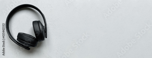 Foto black wireless or cordless over-ear headphones with copy space