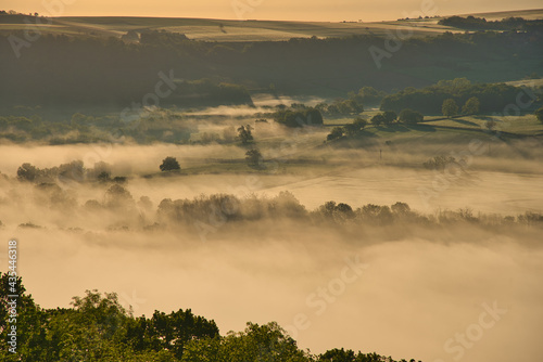 Blilck von Vezelay auf den Fr  hnebel im Morvan im Burgund