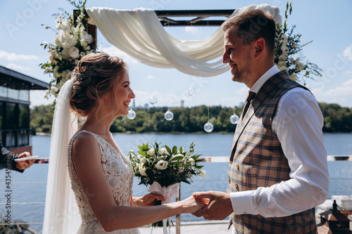 Foto The bride and groom put on each other wedding rings