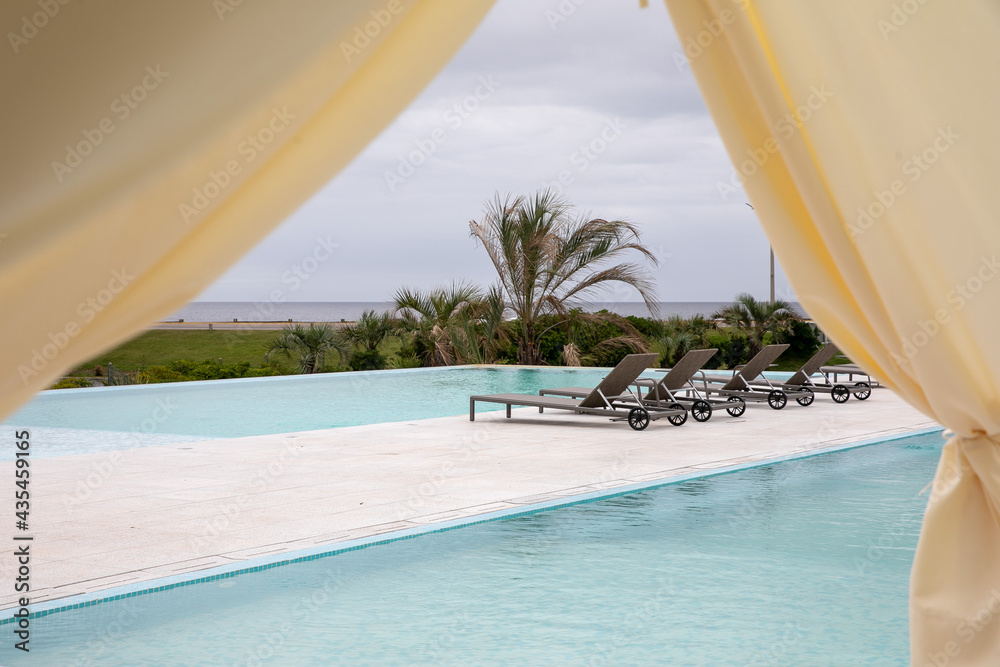 Fototapeta premium piscina con vista al mar - Punta del este 