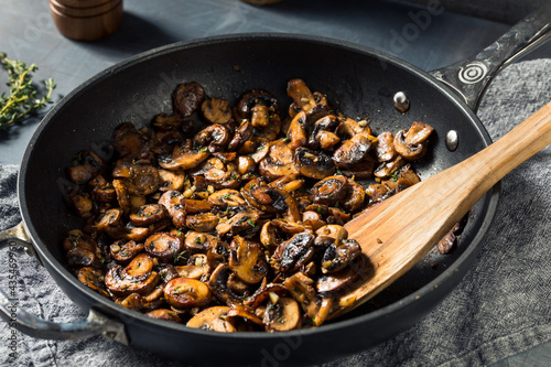 Valokuva Homemade Healthy Sauteed Mushrooms