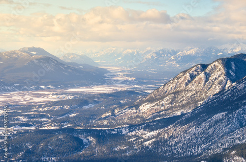Winter mountain top view of the Columbia Valley © Damien Richard