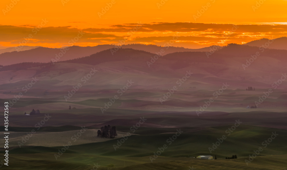Beautiful view of sunrise from Steptoe Butte State Park in Washington Beautiful view of sunrise from Steptoe Butte State Park in Washington