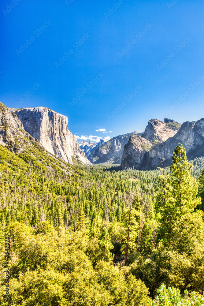 Fototapeta premium Yosemite Valley view from the Tunnel Entrance to the Valley during a Sunny Day, Yosemite National Park
