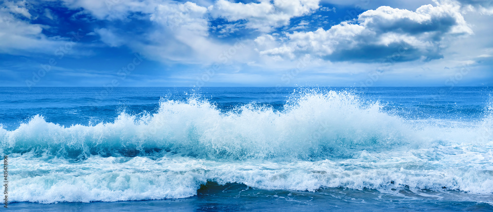 Obraz premium Bright ocean panoramic landscape in blue tones.