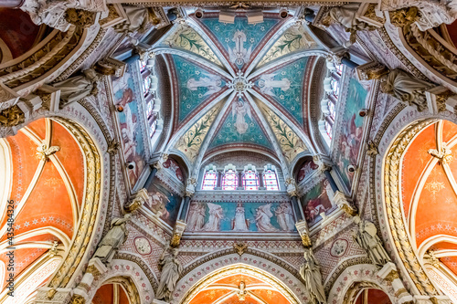 Dans la Basilique Saint-Sixte d'Ars © Gerald Villena