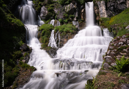 Wasserfall mit Felsen