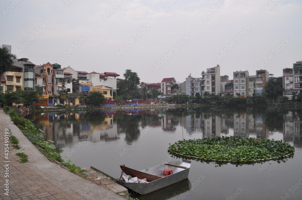 Obraz premium Small pond in the city center of Hanoi, Vietnam