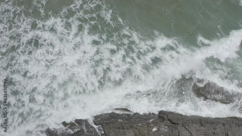 BEACH BAHIA Brasil Praia de Itacare - prise de vue aérienne de bas en haut d'une plage avec rocher dans l'océan Atlantique, au-dessus des vagues qui se brisent le long de la plage
