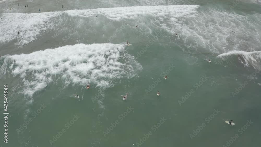 BEACH BAHIA Brasil Praia de Itacare - prise de vue aérienne avant d'une plage avec des surfer dans l'océan Atlantique, au-dessus des vagues le long de la plage
