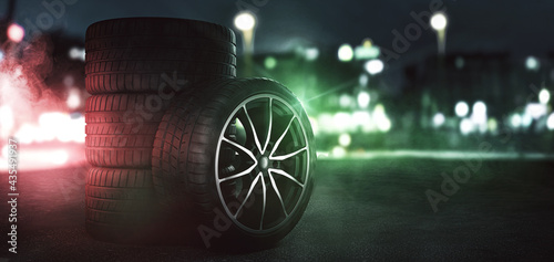 Autoreifen Reifen Felge auf einer beleuchteten Strasse