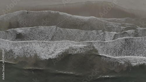 Vue aérienne de droite à gauche des vagues de l'océan.  Été à Praia BAINEMA Bahia, Brésil.  photo