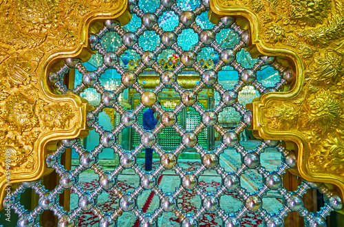 Obraz na plátně The view through the latice, Imam Zadeh Jafar Mausoleum, Yazd, Iran