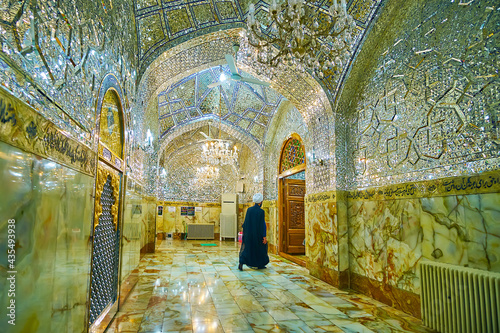 Obraz na plátně Islamic cleric in Imam Zadeh Jafar Shrine, Yazd, Iran