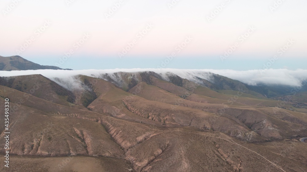 Naklejka premium Montañas de colores