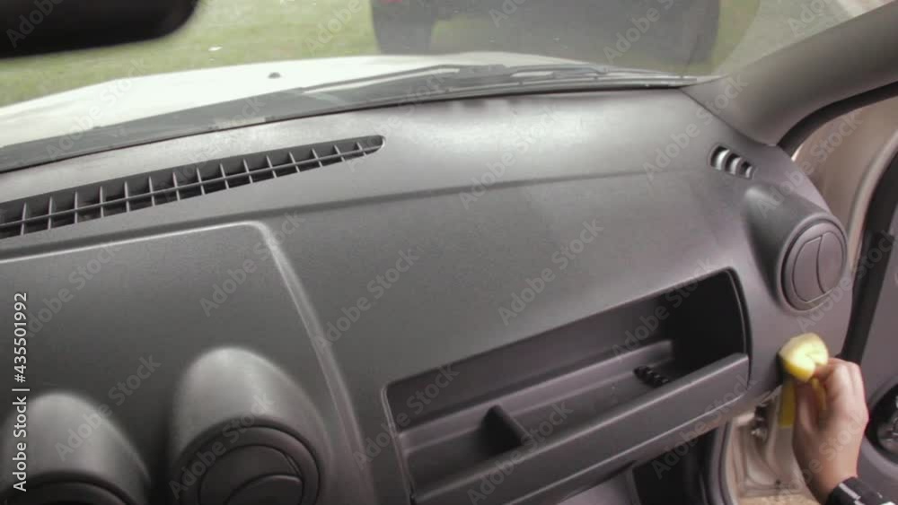 Limpiando el auto Limpiando el auto