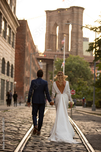 Photography bride and groom in Brooklyn Bridge Park at sunset, New York