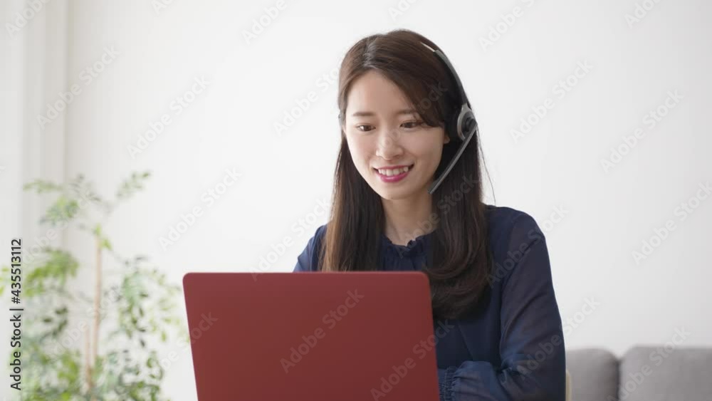 オンラインでミーティングをする女性