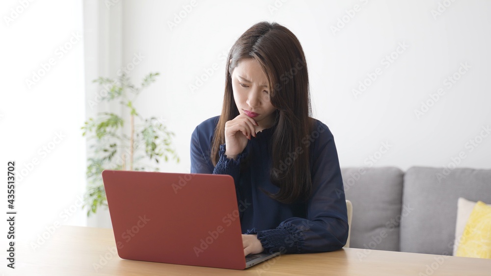 Naklejka premium 家でパソコンを使う女性