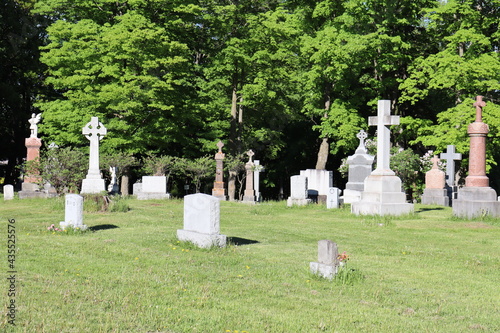 Pierres tombales dans un cimetière.  Religion et culture celtique. Mort et spiritualité.