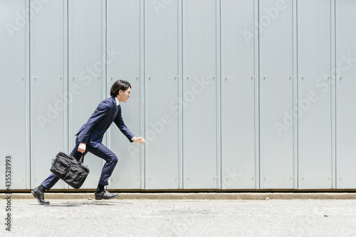 走る若いビジネスマン・スピートのあるビジネスのイメージ
