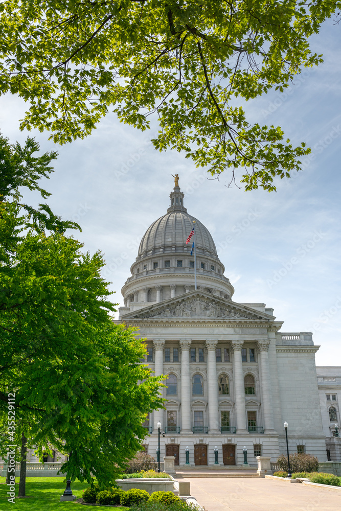 Naklejka premium Wisconsin State Capitol building in Madison, Wisconsin