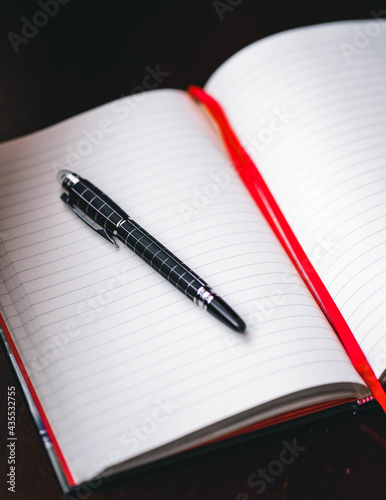 cuaderno de notas abierto con pluma