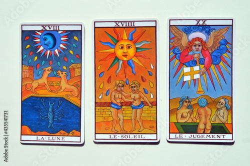 Tarot Marsella tirada arcanos luna, sol, juicio
