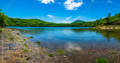 大幡池_韓国岳が映る霧島の静かな火山湖 コバルトブルーが美しい © narutake