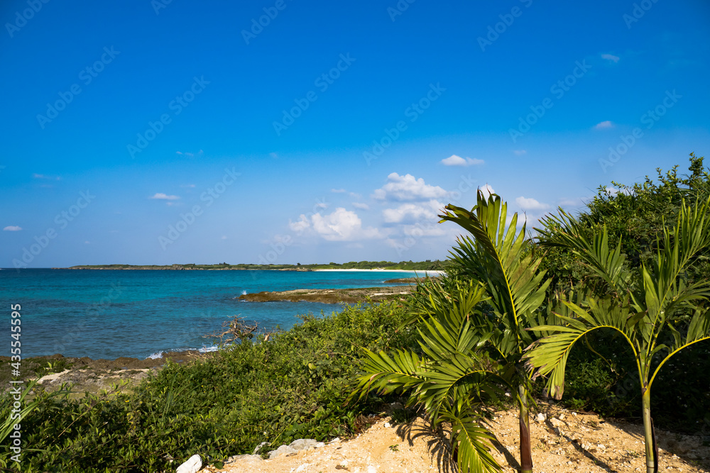 沖縄の美ら海、宮古島の海と青空と白い雲