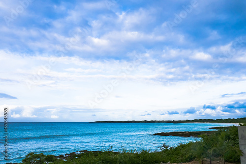 沖縄の美ら海、宮古島の海と青空と白い雲