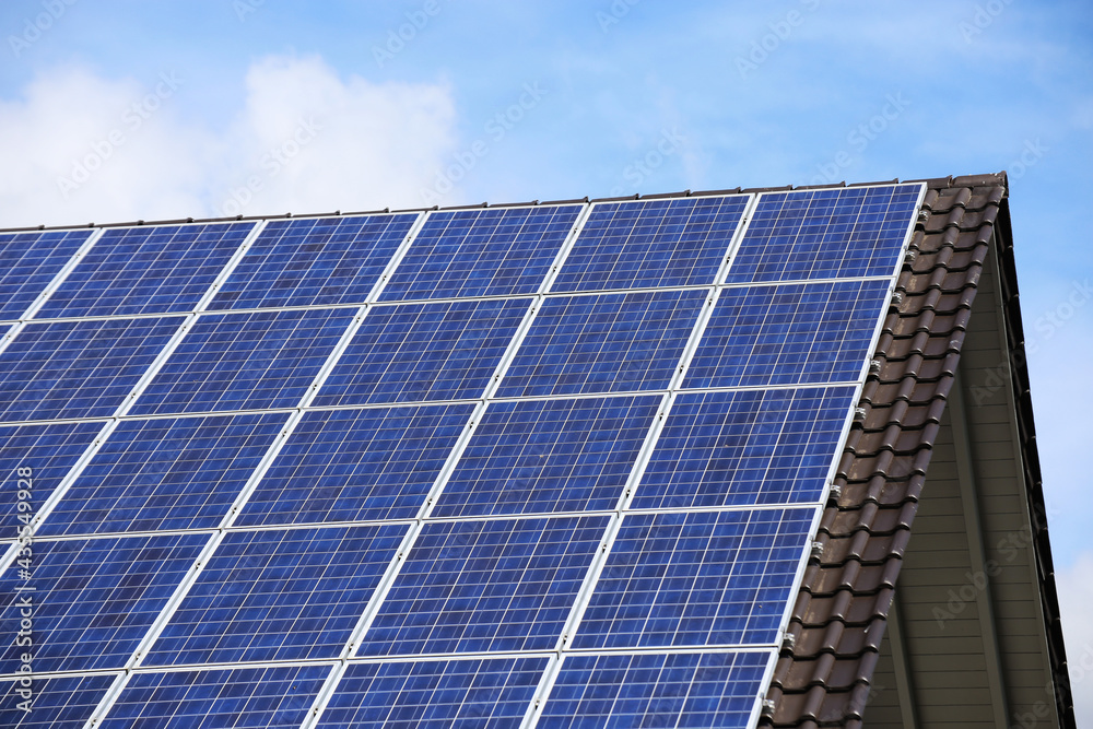 Einfamilienhaus mit Solaranlage bzw. Photovoltaikanlage Einfamilienhaus mit Solaranlage bzw. Photovoltaikanlage